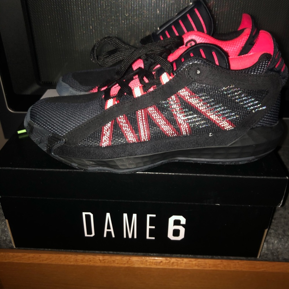 Boys Adidas DAME 6 NIB size 5.5